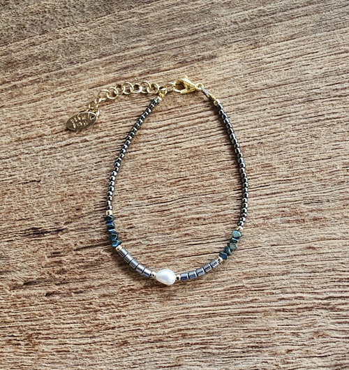 BRACCIALE COLLEZIONE EMATITE STONE CON PERLA DI FIUME A CHICCO DI RISO, PIETRE DURE APATITE E PERLINE GIAPPONESI MAZUNO 12/0 EMATITE A CILINDRO CON CATENELLA GOLD PLATED - Image 5