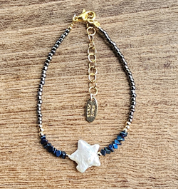 BRACCIALE COLLEZIONE EMATITE STONE CON PERLA DI FIUME BIMA A STELLINA, PIETRA EMATITE BLU E PERLINE GIAPPONESI MGB 12/0, CATENELLA IN OTTONE GOLD PLATED TARGHETTA HAND MADE