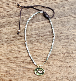 BRACCIALE/CAVIGLIERA  CON PERLINE GIAPPONE GOLD PLATEDSI MIYUKI 1 FILO CON PENDENTE PESCE COLORATO SMALTATO IN OTTONE GOLD PLATED