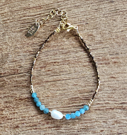 BRACCIALE PERLINE FGB 15/0 COLLEZIONE TUKAD CON CATENINA IN OTTONE REGOLABILE GOLD PLATED, PERLA DI FIUME A CHICCO DI RISO E PIETRA DURA AMAZZONITE