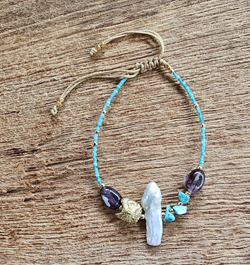 BRACCIALI LINEA SAMARKANDA CON PERLINE GIAPPONESI 15/0 GOLD PLATED, PIETRE DURE AMETISTA E TURCHESE E PERLA BIMA PALANG, GUFO IN OTTONE IN MICROFUSIONE, CHIUSURA MACRAME REGOLABILE