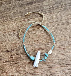 BRACCIALE LINEA SAMARKANDA CON PERLINE GIAPPONESI 15/0 GOLD PLATED, PIETRE DURE TURCHESE FRASTAGLIATE, PERLA DI FIUME 6 MM E BIMA PALANG, CHIUSURA MACRAME REGOLABILE