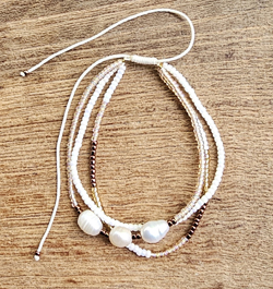 BRACCIALE/CAVIGLIERA TEMALI IN 3 FILI DI PERLINE GIAPPONESI 12/0 CON 3 PERLE DI FIUME, MISURA REGOLABILE