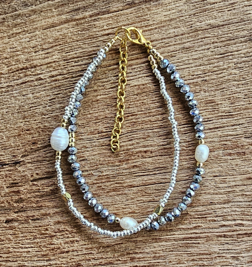 BRACCIALE 2 FILI CON MOSCHETTONE E CATENELLA GOLD PLATED REGOLABILE, PERLINE GOLD E SILVER PLATED, CRISTALLI E PERLE DI FIUME 6 E 4 MM - Image 2