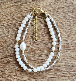 BRACCIALE 2 FILI CON MOSCHETTONE E CATENELLA GOLD PLATED REGOLABILE, PERLINE GOLD E SILVER PLATED, CRISTALLI E PERLE DI FIUME 6 E 4 MM