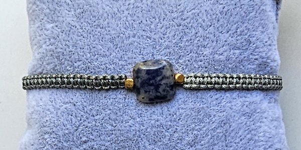 BRACCIALE MACRAME COMBINATION PIETRA SODALITE QUADRATA E PERLINE IN OTTONE GOLD PLATED - Image 2