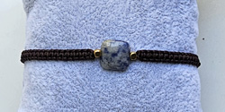 BRACCIALE MACRAME COMBINATION PIETRA SODALITE QUADRATA E PERLINE IN OTTONE GOLD PLATED
