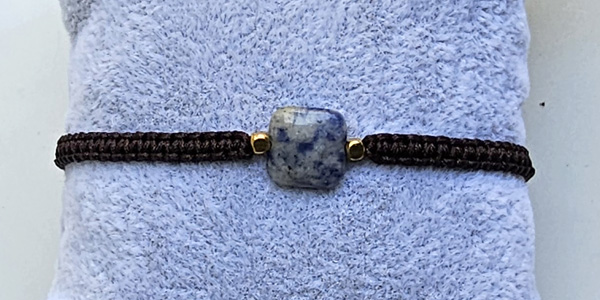 BRACCIALE MACRAME COMBINATION PIETRA SODALITE QUADRATA E PERLINE IN OTTONE GOLD PLATED - Image 3
