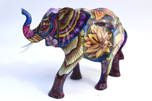 ELEFANTE IN LEGNO SUAR (TREMBESI)  DIPINTO CON COLORI PSICHEDELICI CM 20X30X16