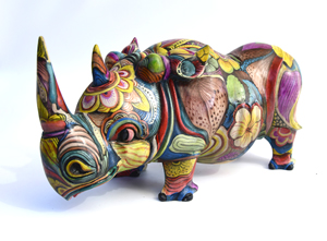 RINOCERONTE IN LEGNO SUAR (TREMBESI) DIPINTO CON COLORI PSICHEDELICI CM 40X20X14