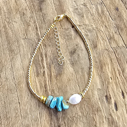 BRACCIALE IN PERLINE GIAPPONESI 12/0 GOLD PLATED CON CHIUSURA A CATENELLA REGOLABILE , PIETRE FRASTAGLIATE E PERLA DI FIUME 8 MM