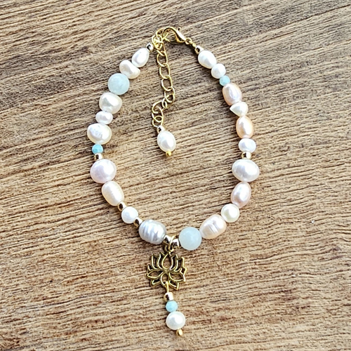 BRACCIALE CON PIETRE E PERLE DI FIUME DA 4 A 8 MM CON PERLINE GIAPPONESI E CHARM FIORE DI LORO GOLD PLATED, CHIUSURA A CATENELLA REGOLABILE - Image 2