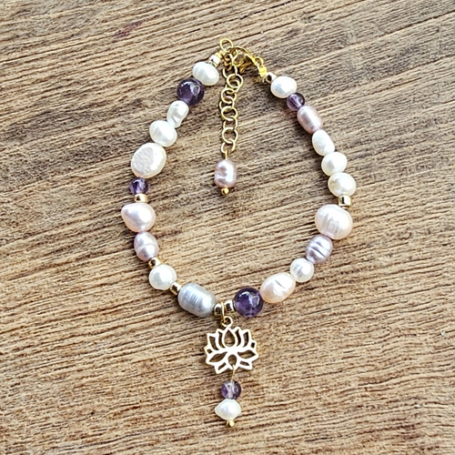 BRACCIALE CON PIETRE E PERLE DI FIUME DA 4 A 8 MM CON PERLINE GIAPPONESI E CHARM FIORE DI LORO GOLD PLATED, CHIUSURA A CATENELLA REGOLABILE - Image 3