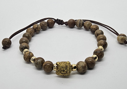 BRACCIALE CON PIETRE 6 MM CON GUFO IN OTTONE E PERLINE GIAPPONESI GOLD PLATED, CHIUSURA REGOLABILE A MACRAME MISURA DONNA