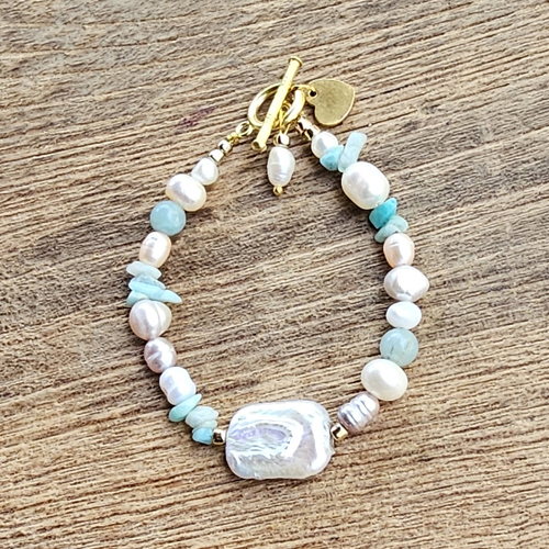 BRACCIALE CON PIETRE E PERLE DI FIUME DA 4 A 8 MM E PERLINE GIAPPONESI GOLD PLATED, PERLA CENTRALE BIMA BAROK RETTANGOLARE, CHIUSURA A T - Image 2