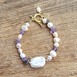 BRACCIALE CON PIETRE E PERLE DI FIUME DA 4 A 8 MM E PERLINE GIAPPONESI GOLD PLATED, PERLA CENTRALE BIMA BAROK RETTANGOLARE, CHIUSURA A T