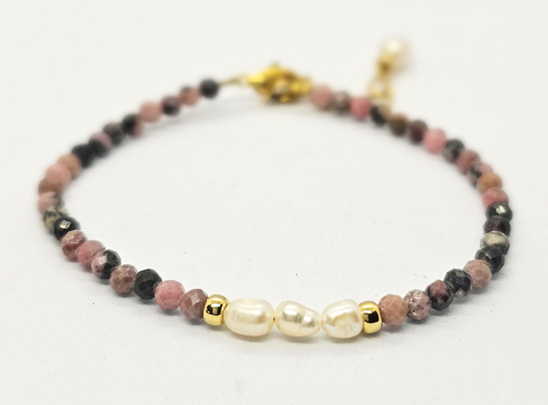 BRACCIALE CON PIETRE SFACCETTATE 2/3/4 MM E PERLE DI FIUME A CHICCO DI RISO, PERLINE GIAPPONESI GOLD PLATED, CHIUSURA A CATENELLA REGOLABILE - Image 3