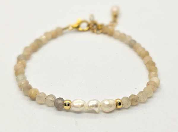 BRACCIALE CON PIETRE SFACCETTATE 2/3/4 MM E PERLE DI FIUME A CHICCO DI RISO, PERLINE GIAPPONESI GOLD PLATED, CHIUSURA A CATENELLA REGOLABILE - Image 5