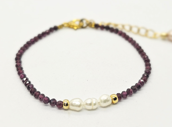 BRACCIALE CON PIETRE SFACCETTATE 2/3/4 MM E PERLE DI FIUME A CHICCO DI RISO, PERLINE GIAPPONESI GOLD PLATED, CHIUSURA A CATENELLA REGOLABILE - Image 6