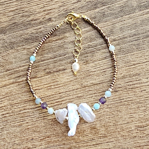 BRACCIALI LINEA SAMARKANDA CON PERLINE GIAPPONESI GOLD PLATED 12/0, PIETRE DURE AMAZZONITE ED AMETISTA, PERLE DI FIUME BIMA BAROK, CHIUSURA A MOSCHETTONE CON CATENELLA REGOLABILE - Image 2