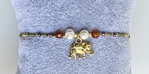 BRACCIALI LINEA SAMARKANDA CON PERLINE GIAPPONESI MGB 15/0, PIETRA CORNIOLA, PERLINE E PENDENTE ELEFANTINO IN OTTONE GOLD PLATED, CHIUSURA MACRAME REGOLABILE