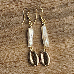 ORECCHINI CON PERLA DI FIUME E PENDENTE LUNA NEL LOTO IN OTTONE