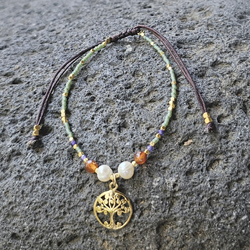 BRACCIALE LINEA SAMARKANDA CON PERLINE GIAPPONESI MGB 15/0, PIETRA CORNIOLA, PERLE DI FIUME E CHARM ALBERO DELLA VITA IN OTTONE GOLD PLATED, CHIUSURA MACRAME REGOLABILE