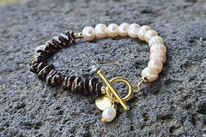 BRACCIALE CON PIETRE DURE E PERLE DI FIUME, CHIUSURA A T CON CHARMS PERLE E CUORE COMB. GOLD PLATED