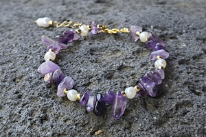 BBRACCIALE CON PIETRE DURE E PERLE DI FIUME, CHIUSURA A CATENELLA CON CIONDOLI DI PERLE DI FIUME