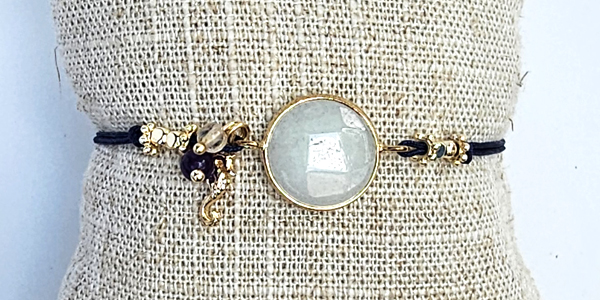 BRACCIALE/CAVIGLIERA STRING CON MEDAGLIONE IN QUARZO BIANCO SU OTTONE GOLD PLATED, CON PIETRE DURE E CAVALLUCCIO MARINO IN METALLO GOLD PLATED - Image 2