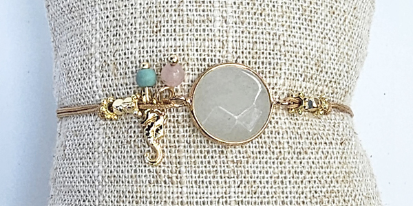 BRACCIALE/CAVIGLIERA STRING CON MEDAGLIONE IN QUARZO BIANCO SU OTTONE GOLD PLATED, CON PIETRE DURE E CAVALLUCCIO MARINO IN METALLO GOLD PLATED - Image 3