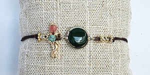 BRACCIALE/CAVIGLIERA  STRING CON MEDAGLIONE IN QUARZO BIANCO SU OTTONE GOLD PLATED, CON PIETRE DURE E CAVALLUCCIO MARINO IN METALLO GOLD PLATED