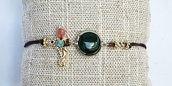 BRACCIALE/CAVIGLIERA STRING CON MEDAGLIONE IN QUARZO BIANCO SU OTTONE GOLD PLATED, CON PIETRE DURE E CAVALLUCCIO MARINO IN METALLO GOLD PLATED - Image 4