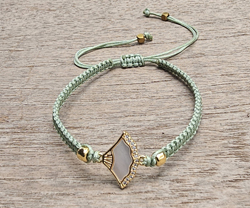 BRACCIALE FULL MACRAME' CON MEDAGLIA IN METALLO GOLD PLATED CON ZIRCONI E E MADREPERLA SERPE NELL'ACQUA