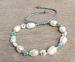BRACCIALE PERLINE 12/O GIAPPONESI 'FLOWER PEARL' CON MOTIVO FIORI E PERLE DI FIUME CON PERLINE GOLD PLATED,  CHIUSURA REGOLABILE
