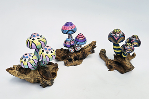 COMPOSIZIONE DI 3 FUNGHI DI LEGNO PSICHEDELICI  COLORATI SU LEGNO PARASSITATO GAMAL CON CAPPELLO DEI PUFFI CM 13/15