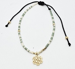 BRACCIALE/CAVIGLIERA  CON PERLINE GIAPPONE GOLD PLATEDSI MIYUKI 1 FILO CON PENDENTE ALVEARE IN OTTONE