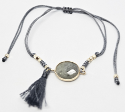 BRACCIALE STRING CON MEDAGLIA IN PIETRA DURA CON METALLO GOLD PLATED E TASSEL