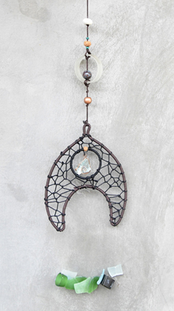 WIND CHIME MOBILE  COSTITUITO DA DRIFTWOOD ,PERLE IN LEGNO E PEZZI DI VETRO RECICLATO