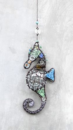 WIND CHIME O VASO PER PIANTE SU COMPLICATO INTRECCIO DI CORDA RAFFIGURANTE CAVALLUCCIO MARINO DI MOSAICO DI PIETRE DURE, PEZZI DI VETRO RECICLATO E PERLINE CON STRUTTURA IN FERRO