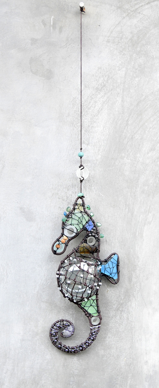 WIND CHIME O VASO PER PIANTE SU COMPLICATO INTRECCIO DI CORDA RAFFIGURANTE CAVALLUCCIO MARINO DI MOSAICO DI PIETRE DURE, PEZZI DI VETRO RECICLATO E PERLINE CON STRUTTURA IN FERRO - Image 2