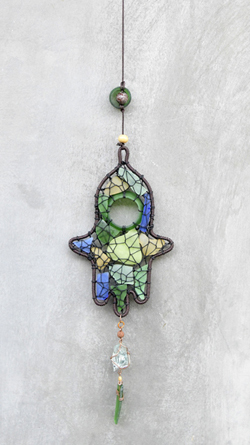 WIND CHIME MANO DI FATIMA COSTITUITO DA STRUTTURA IN FERRO INTRECCIATO CON CORDA E PEZZI DI VETRO RECICLATO , RAME  E PERLE IN LEGNO