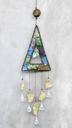 WIND CHIME A TRIANGOLO REALIZZATO CON UNA STRUTTURA DI FERRO INTRECCIATA CON CORDA , PEZZI DI VETRO RECICLATO E CRISTALLI
