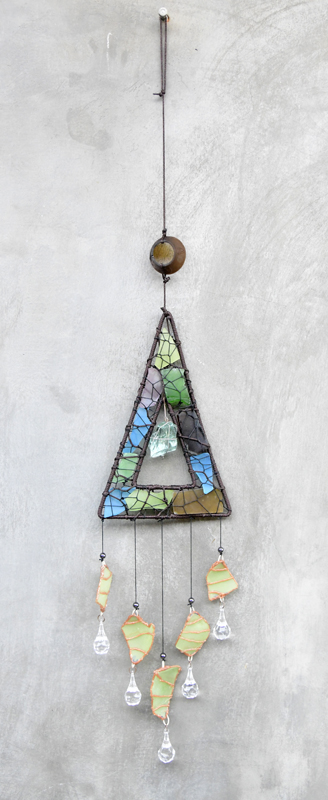 WIND CHIME A TRIANGOLO REALIZZATO CON UNA STRUTTURA DI FERRO INTRECCIATA CON CORDA , PEZZI DI VETRO RECICLATO E CRISTALLI - Image 2