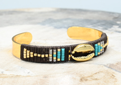 BRACCIALE PLATE BRASS GOLD PLATED  CON PERLINE MIUKI E CONCHIGLIA CAORI