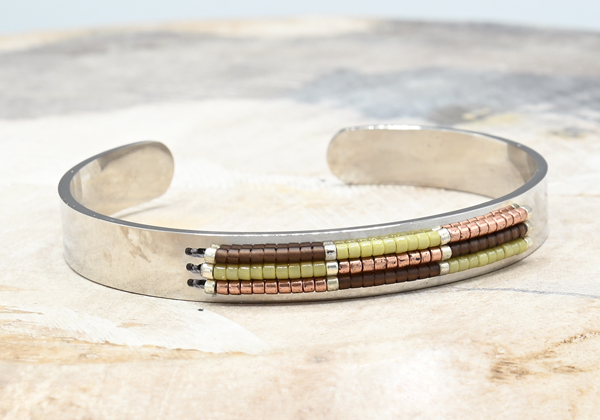 BRACCIALE PLATE BRASS SILVER PLATED CON PERLINE MIUKI 3 RIGHE MIRING MOTIF (REGOLABILE) - Image 3