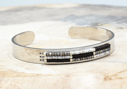 BRACCIALE PLATE BRASS SILVER PLATED CON PERLINE MIUKI 3 RIGHE MIRING MOTIF (REGOLABILE)