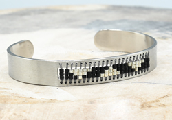 BRACCIALE PLATE BRASS SILVER PLATED CON PERLINE MIUKI 3 RIGHE GUNUNG MOTIF