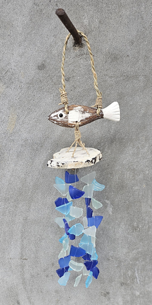 WIND CHIMES DA APPENDERE REALIZZATO IN LEGNO DIPINTO A MANO E VETRO RECICLATO CM 30 CIRCA CON PESCIOLINO - Image 2