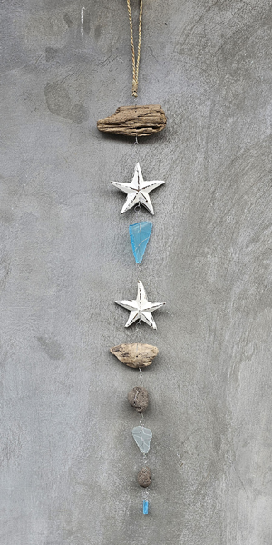 DECORAZIONE DA APPENDERE CREATA IN VETRO RECICLATO DA BOTTIGLIE , LEGNO DRIFTWOOD DIPINTO, E SASSI LEGATI CON FILO DI ACCIAIO CON STELLE MARINE CM 80 CIRCA - Image 2